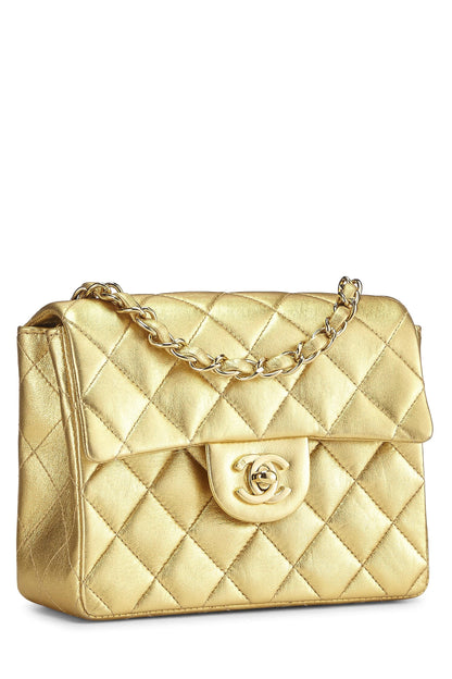 Chanel, Bolso cuadrado con solapa y piel de cordero acolchada en oro Pre-Loved, Dorado