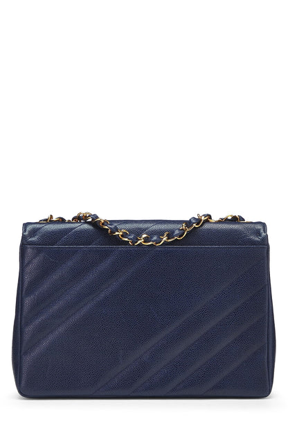 Chanel, sac à rabat géant diagonal en caviar bleu marine d'occasion, bleu