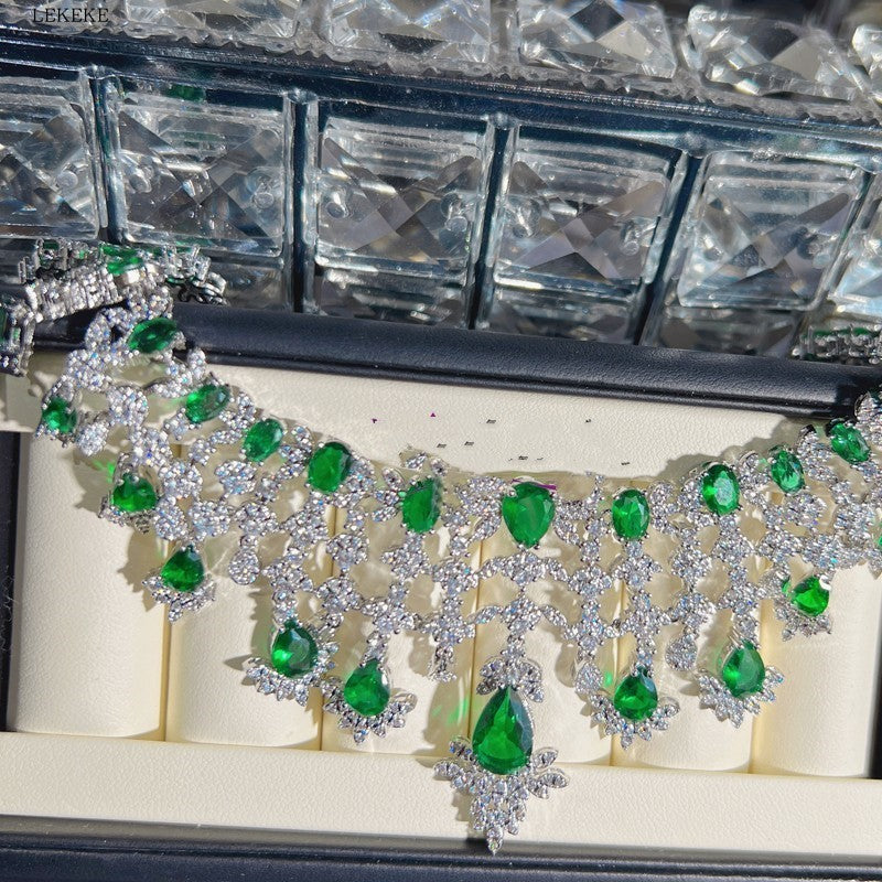 Ensemble de quatre pièces collier, boucles d'oreilles, bague et bracelet en zircon vert