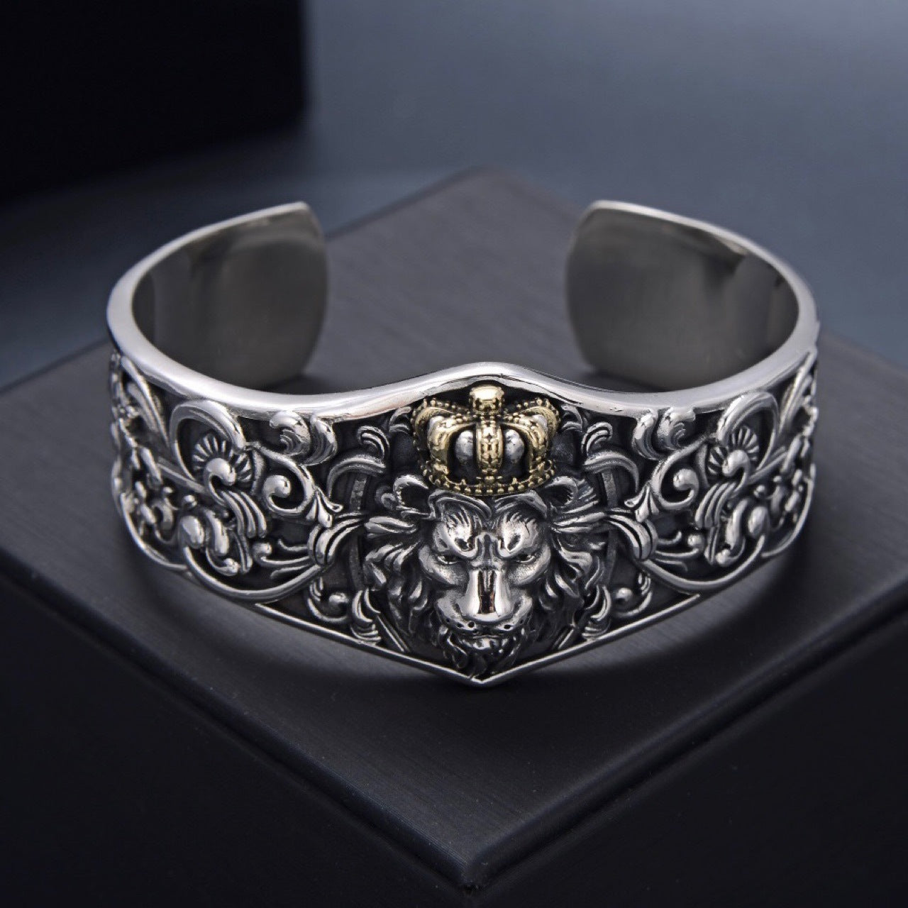 Old Personality Wide Version Domineering Crown Lion Bracelet