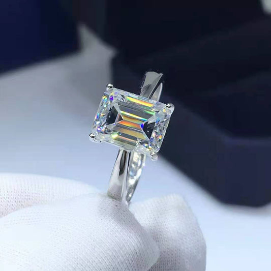 Bague pour femme avec émeraude et moissanite à la mode