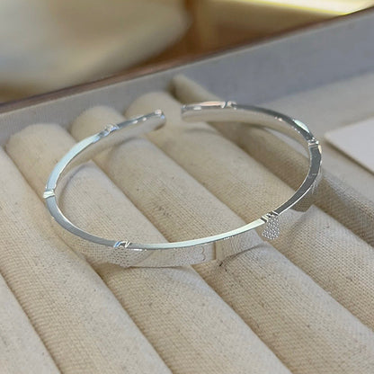 Pulsera de mujer en plata de ley con forma de corazón y apertura suave