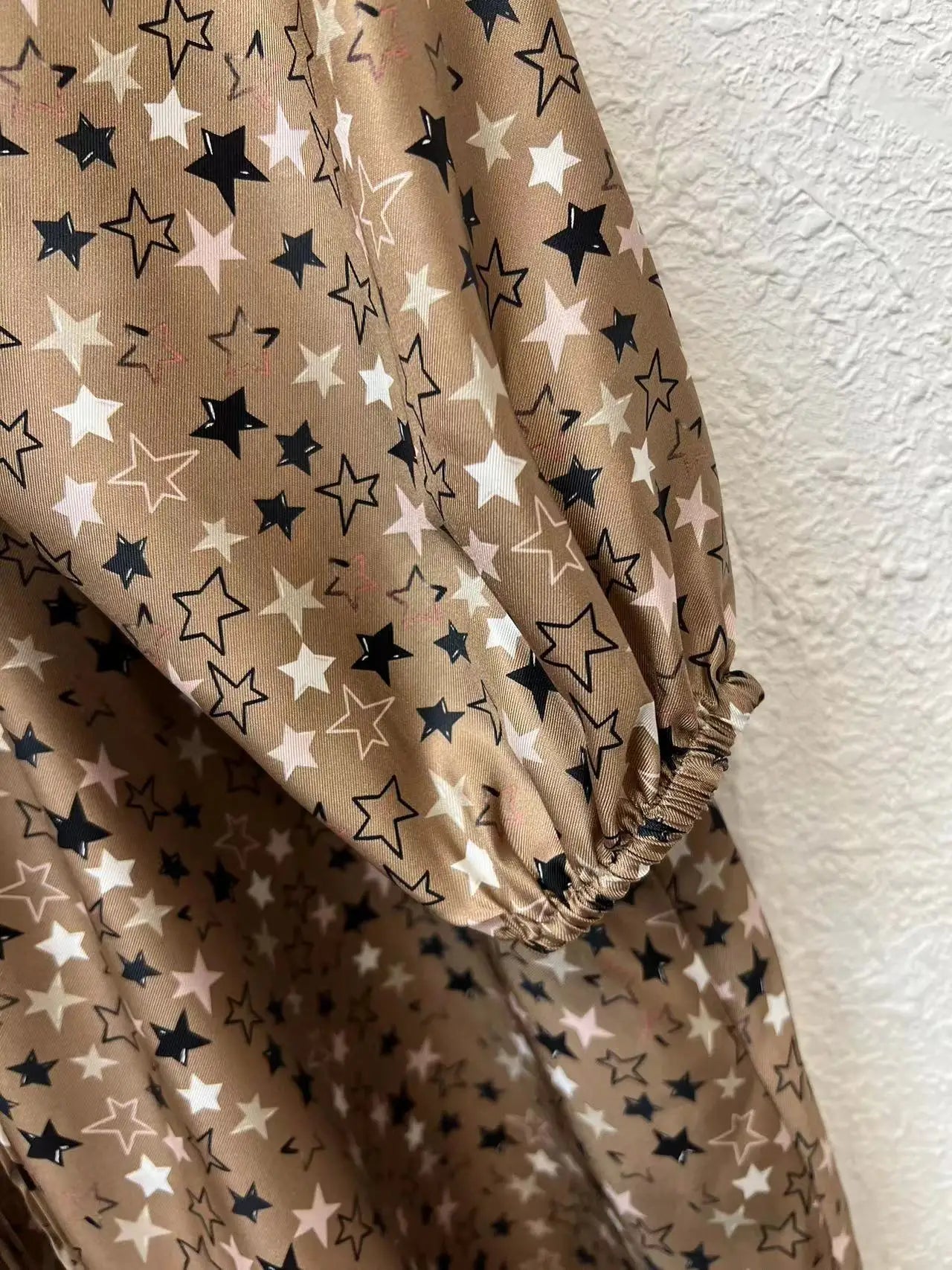 Vestido camisero de manga larga con estampado de estrellas vintage para mujer, principios de otoño de 2024, cuello vuelto, botones cubiertos, cordón en la cintura para mujer