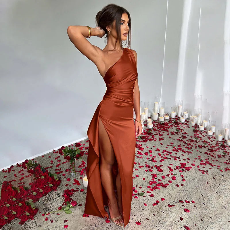 Robe de soirée d'été sexy en satin à épaules diagonales pour femmes, sans manches, dos nu, fente haute, robe de soirée élégante