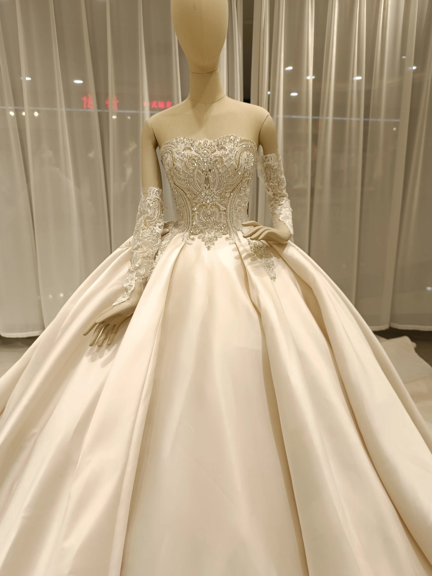 Robe de mariée à manches amovibles et décolleté en cœur avec strass dorés