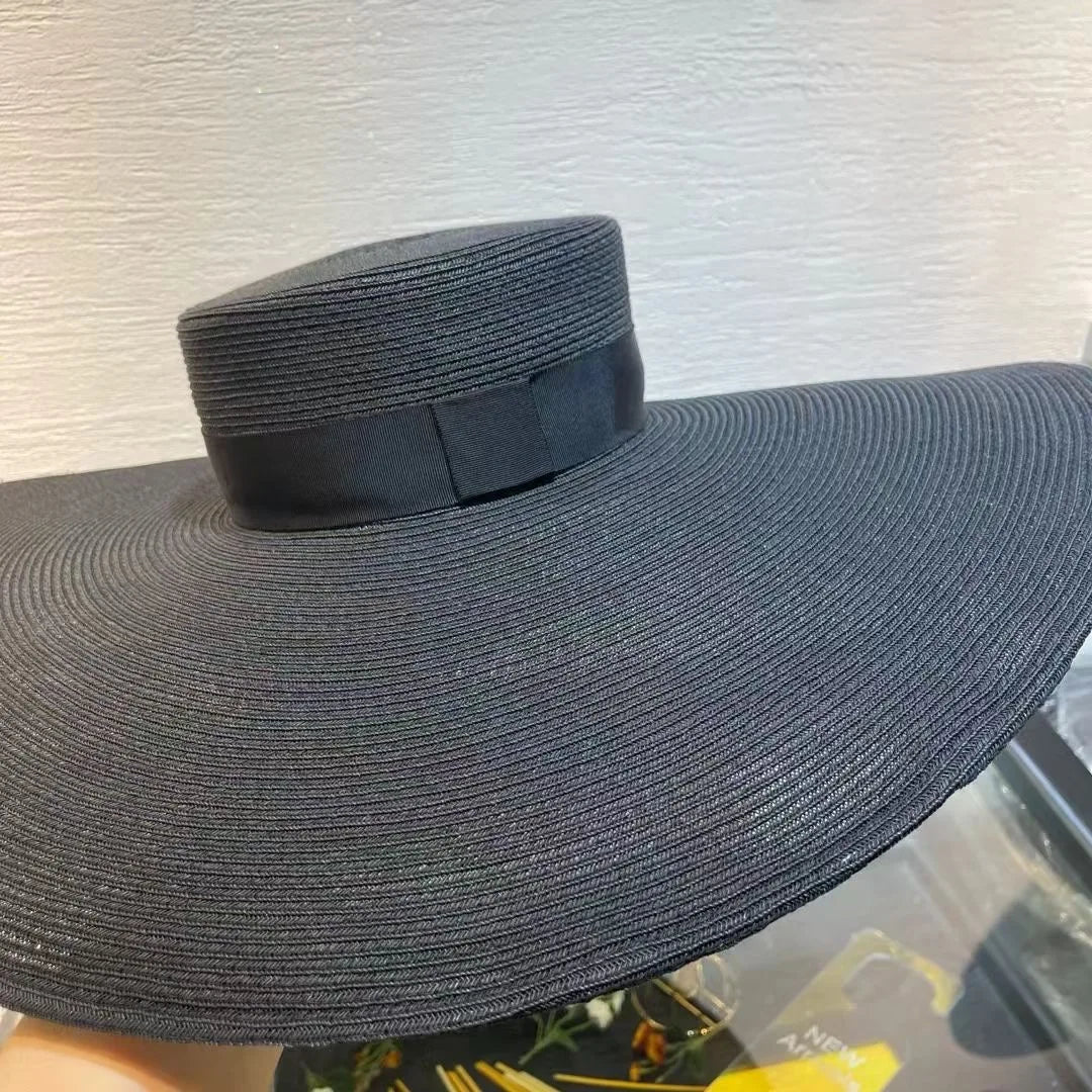 Sombrero elegante de ala ancha para vacaciones en la playa en verano