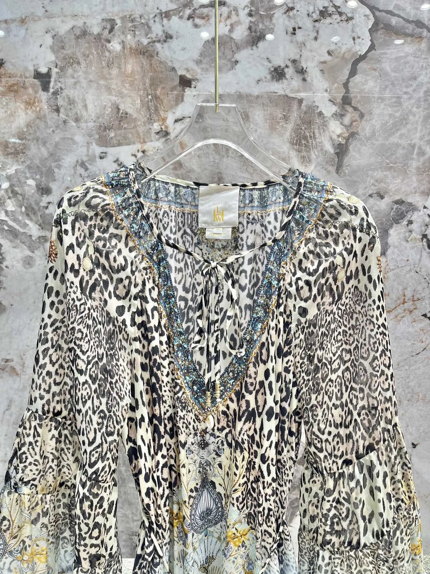 Vestido corto de manga larga con cuello en V y cuentas de seda 100 % para mujer, estampado de leopardo