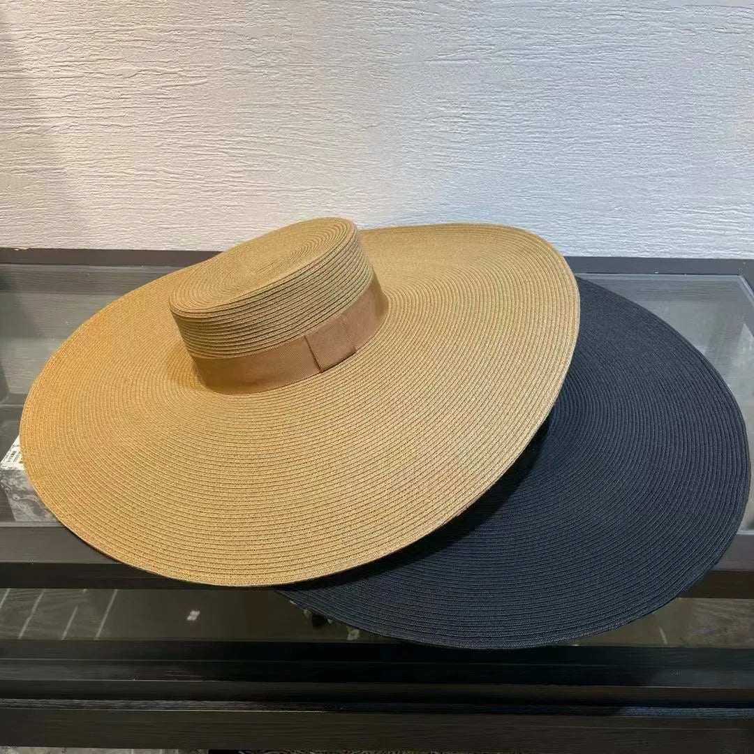 Sombrero elegante de ala ancha para vacaciones en la playa en verano