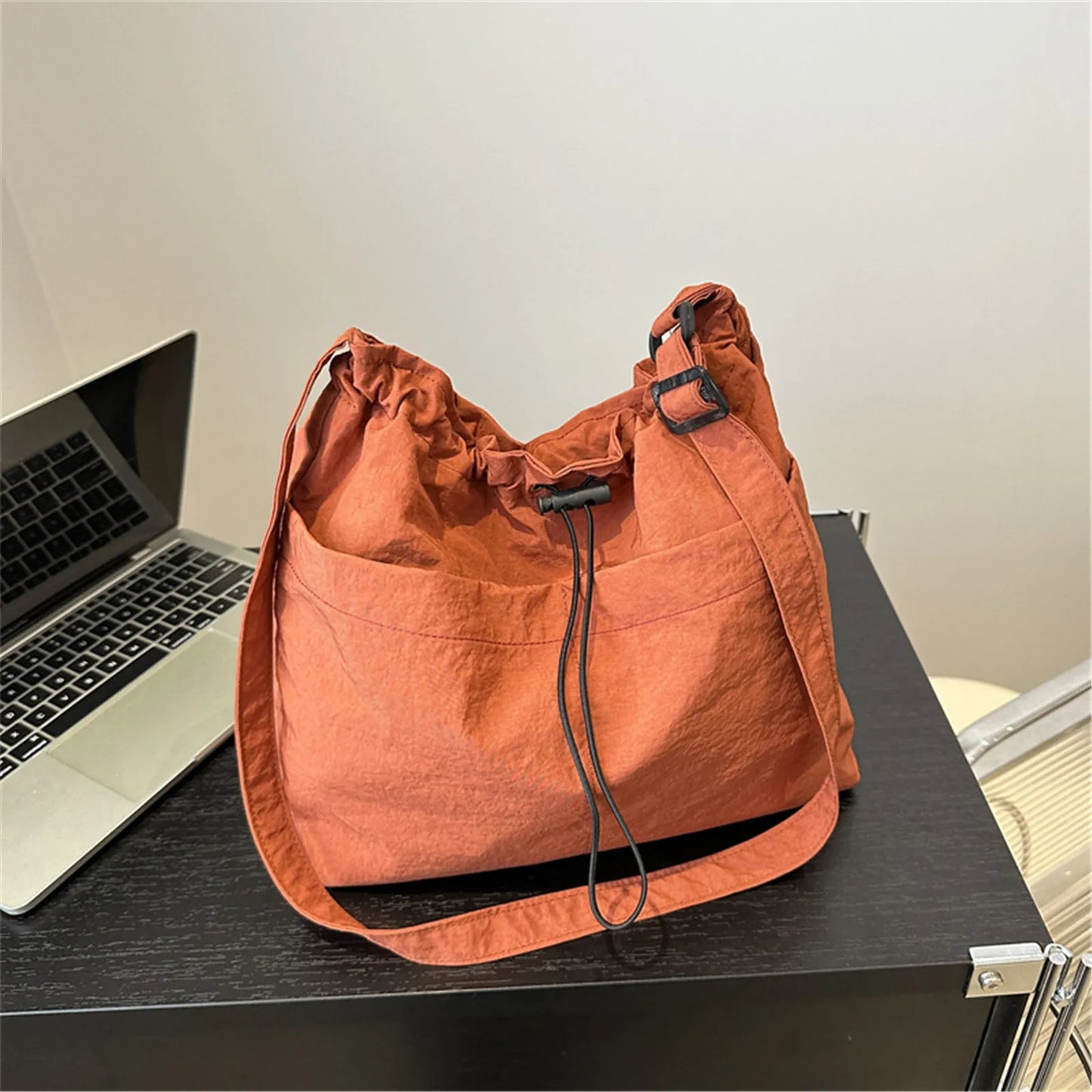 Sac à bandoulière polyvalent de grande capacité pour femme, sac à bandoulière léger et populaire d'été, sac fourre-tout minimaliste