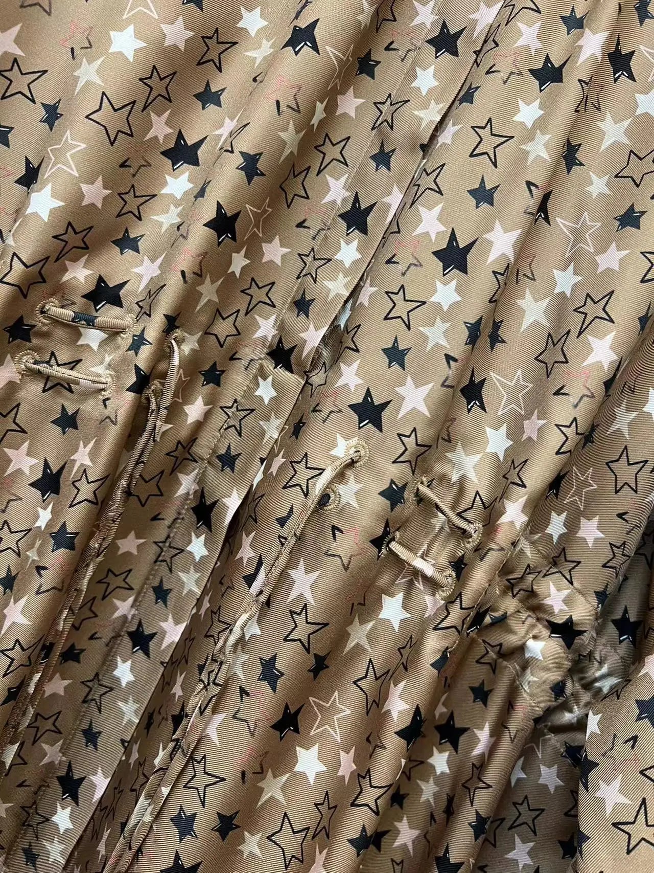 Vestido camisero de manga larga con estampado de estrellas vintage para mujer, principios de otoño de 2024, cuello vuelto, botones cubiertos, cordón en la cintura para mujer