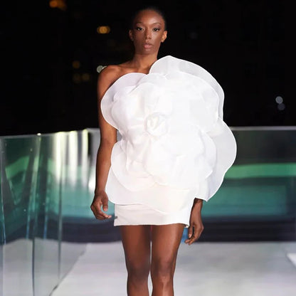 Vestido de verano nuevo estilo blanco con hombros oblicuos y flores decorativas, vestido de fiesta de boda para mujer, vestido de un solo paso