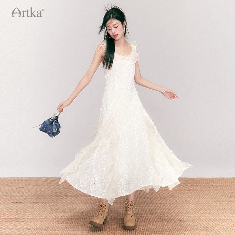 ARTKA 2023 Été Nouvelle Femme Robe Élégante Dentelle Broderie Sans Manches Robes Blanches Volants Col En V A-Line Longue Robe LA92436X