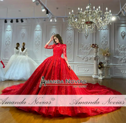 Vestido de novia con cola larga y encaje rojo y cuentas de Amanda Novias NS4740