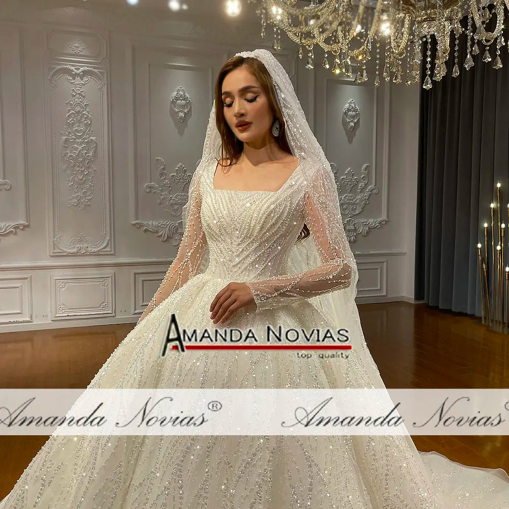 Vestido de novia con encaje y cuentas en forma de A de Amanda Novias NS4744