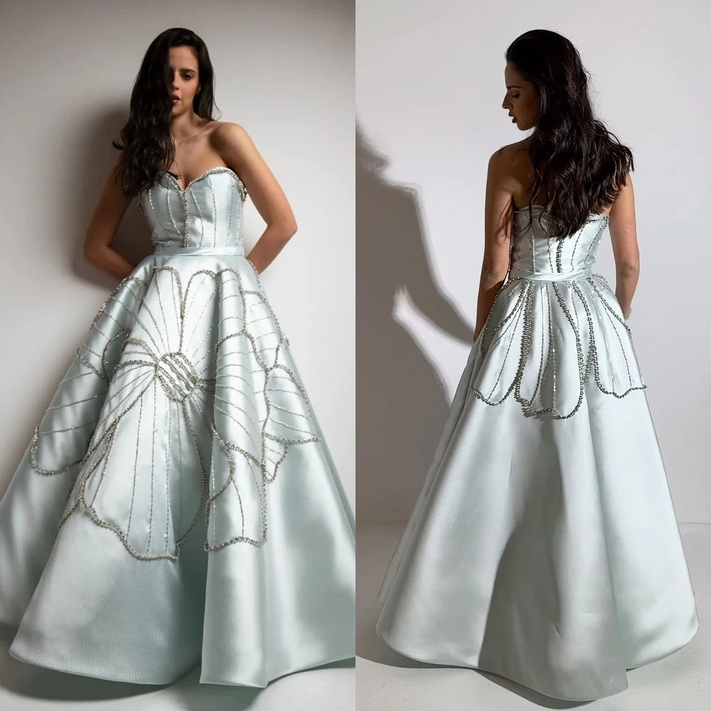 Robe de soirée formelle simple et moderne, sans bretelles, coupe trapèze, drapée de perles, en satin, sur mesure