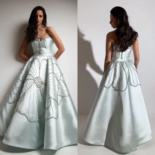 Robe de soirée formelle simple et moderne, sans bretelles, coupe trapèze, drapée de perles, en satin, sur mesure