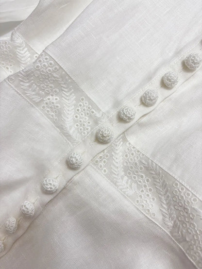 Robe longue blanche à simple boutonnage en dentelle ajourée avec broderie florale