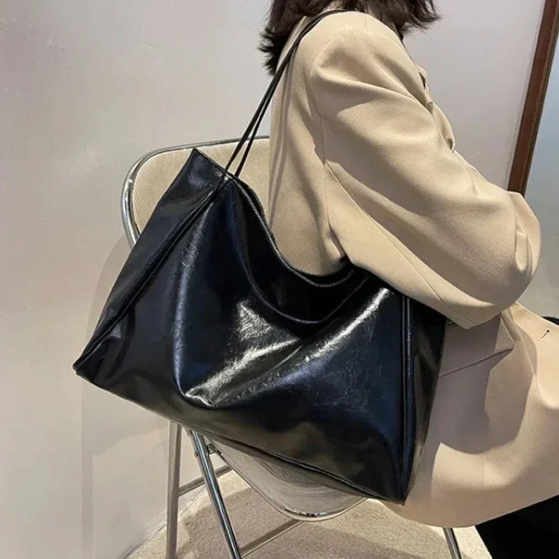 Sac fourre-tout tendance pour femme, pochette sous les bras, grande capacité, en cuir PU souple, sac à bandoulière rétro, sac seau décontracté et portable