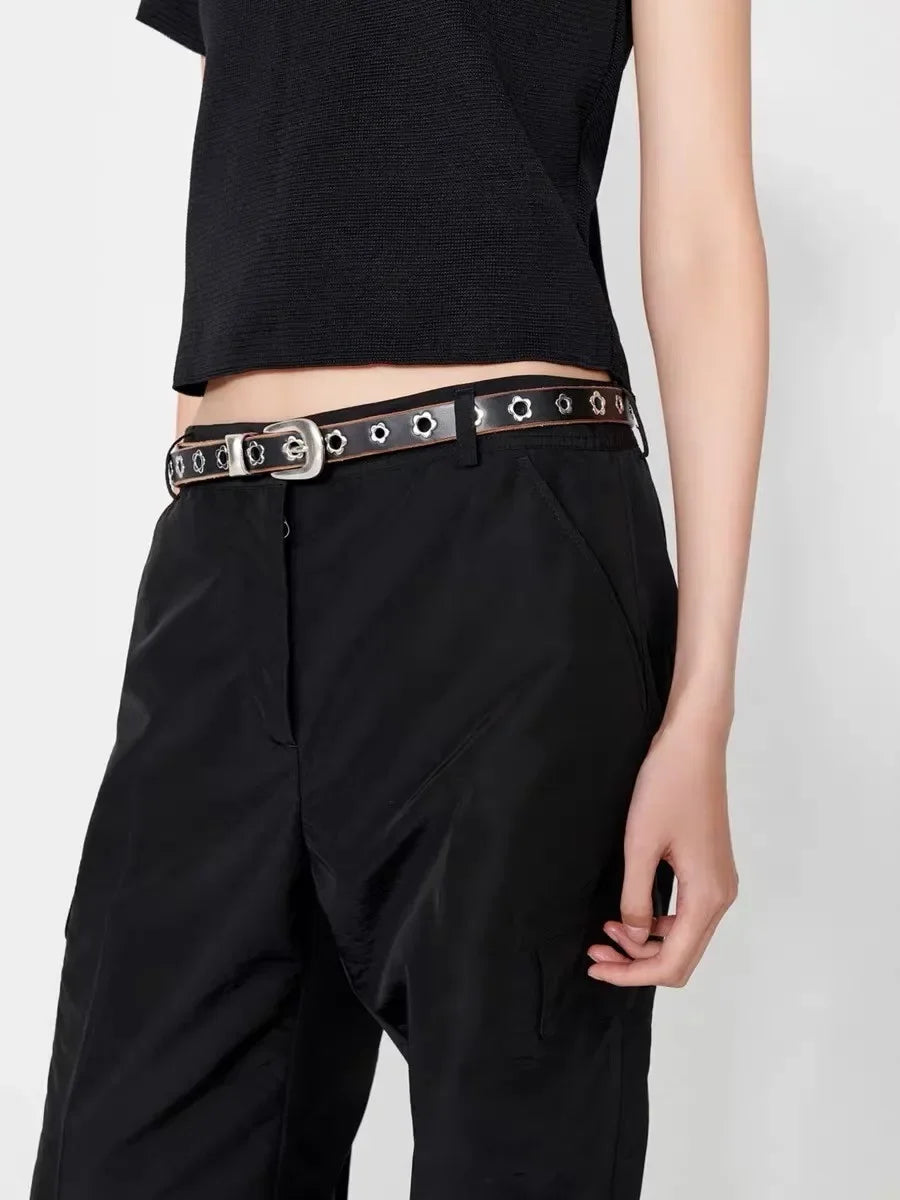 Ceinture en cuir ornée de rivets pour femmes Ceinture à clous à fleurs noires Boucle de taille à trou floral en peau de vache