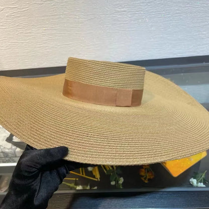 Sombrero elegante de ala ancha para vacaciones en la playa en verano