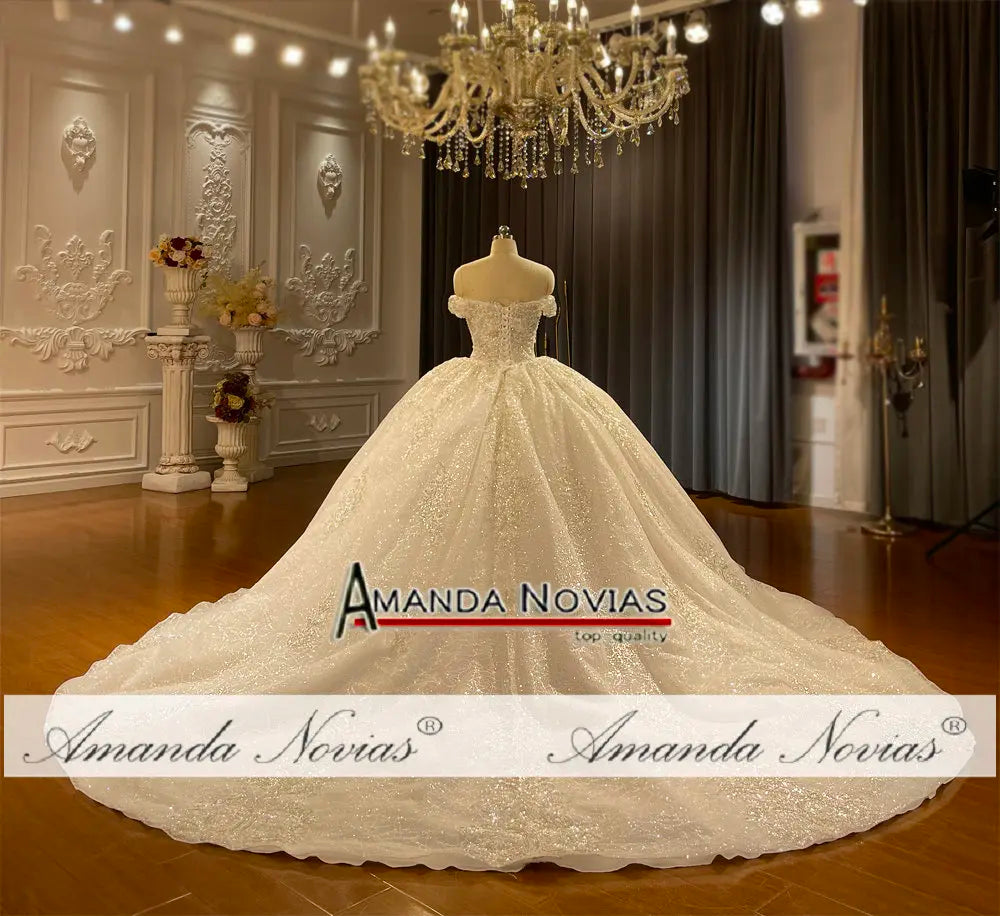 Vestido de novia de encaje con hombros descubiertos de Amanda Novias NS4777