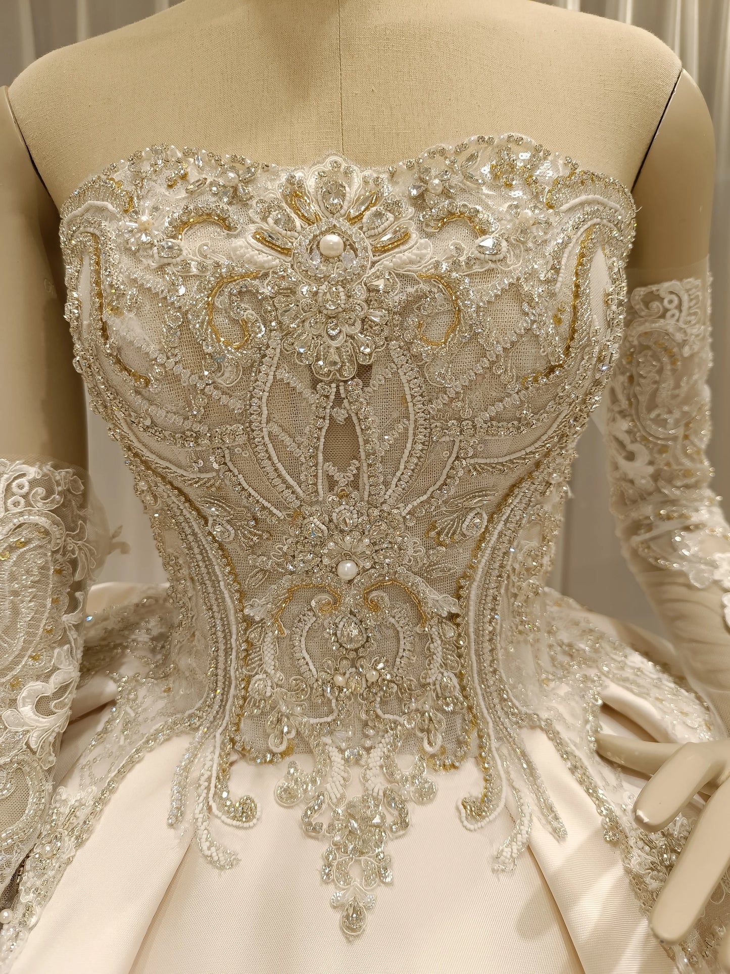 Robe de mariée à manches amovibles et décolleté en cœur avec strass dorés