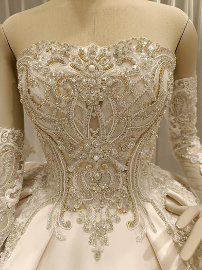 Vestido de novia con escote en forma de corazón y mangas desmontables con diamantes de imitación dorados