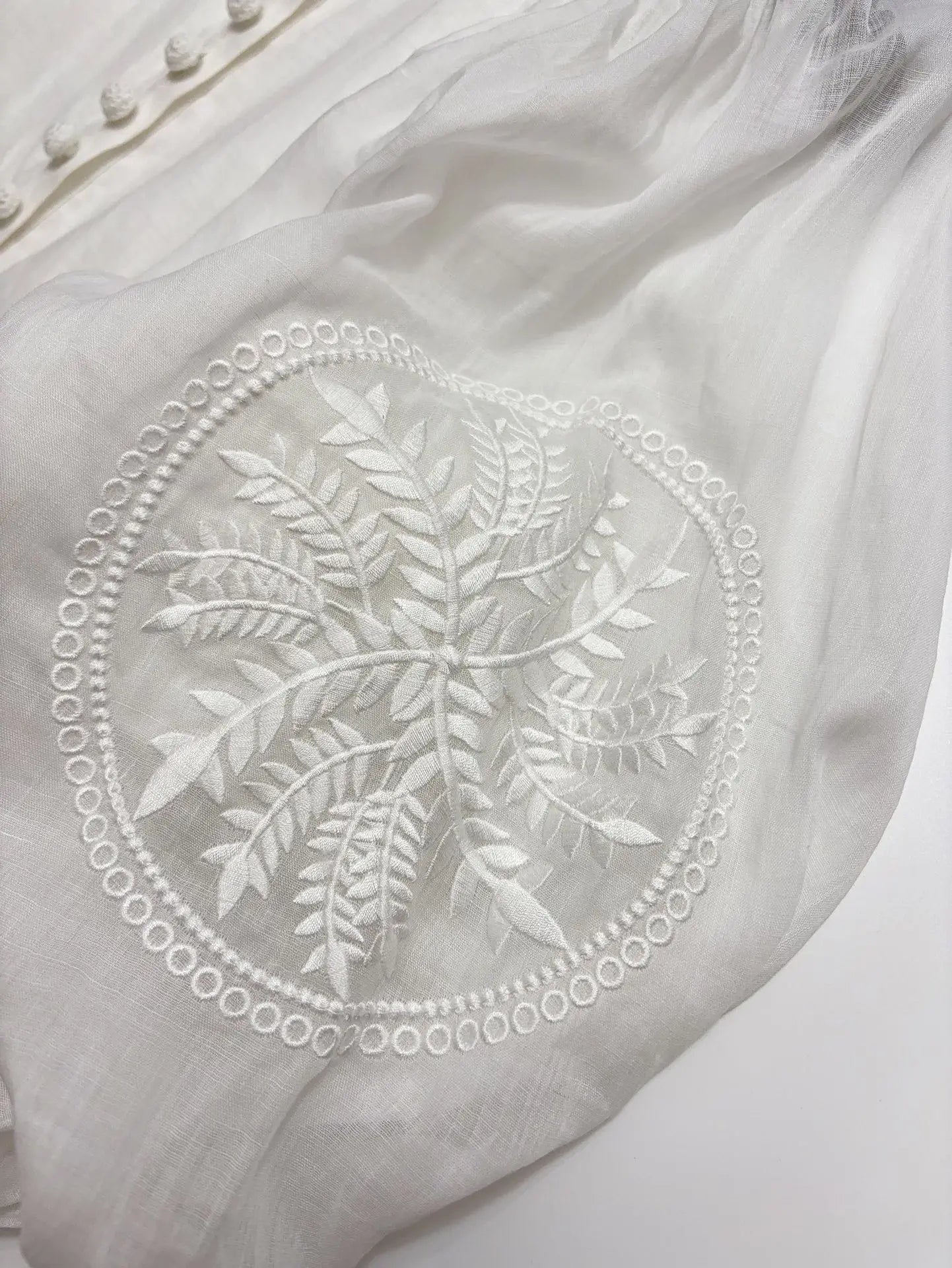 Robe longue blanche à simple boutonnage en dentelle ajourée avec broderie florale