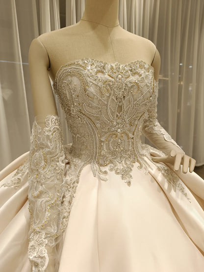 Robe de mariée à manches amovibles et décolleté en cœur avec strass dorés