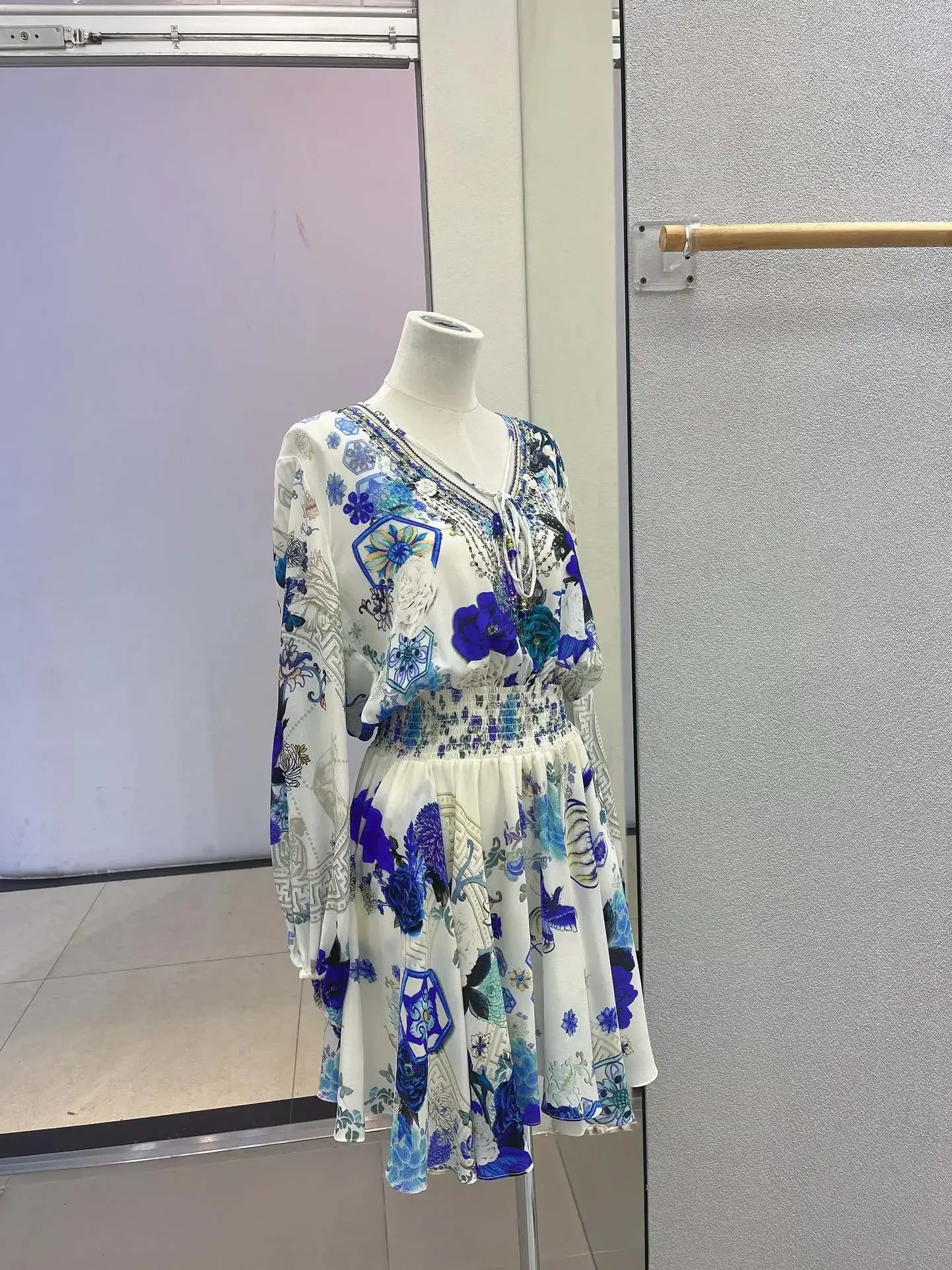 Robe courte pour femme 2024 nouvelle robe printemps été 100 % soie perlée à fleurs imprimées col en V taille élastique vintage à manches longues mini