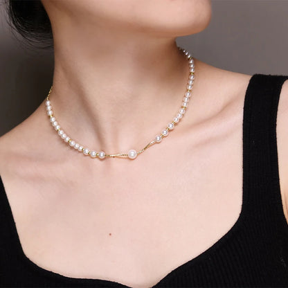 Une chaîne de clavicule en perles plaquée cuivre 18 carats, tempérament doux, or riche, design de style niche, cadeau pour votre petite amie