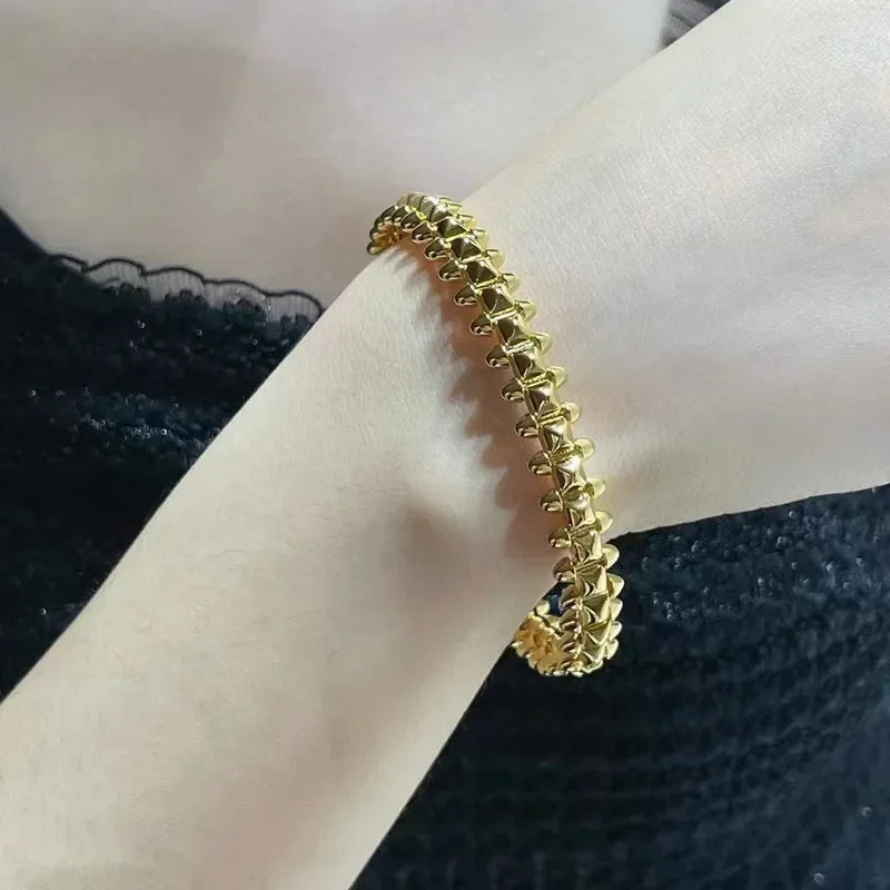 Pulsera de acero de titanio con remaches de oro K galvanizados con forma de bala giratoria para hombre, regalo de fiesta punk para mujer, joyería de lujo que no se decolora