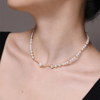 Une chaîne de clavicule en perles plaquée cuivre 18 carats, tempérament doux, or riche, design de style niche, cadeau pour votre petite amie