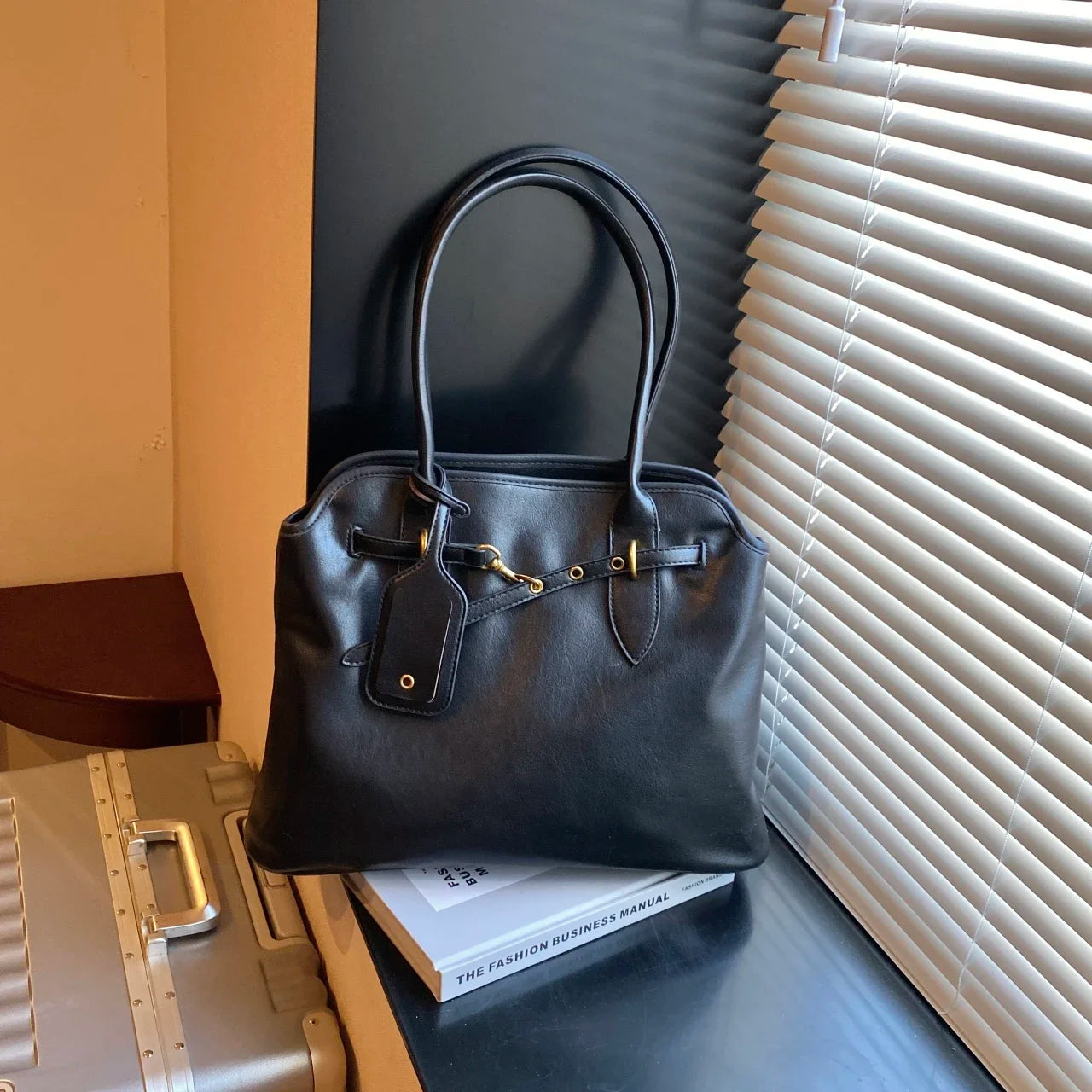 Sac à main rétro marron de grande capacité pour femme, nouveau sac à bandoulière simple pour les déplacements, sac fourre-tout à la mode pour les femmes