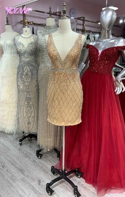 Vestidos de fiesta cortos sexys con escote en V profundo y diamantes de imitación 2024 de tul color piel con cuentas en la espalda transparente para mujer, vestidos de fiesta de cóctel