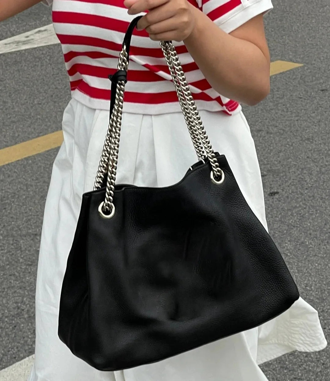 Elegant Everyday Essential: Luxurious Black Handbag Golden Chain Strap & Sleek Circular Accent Versatile Design All Occasions