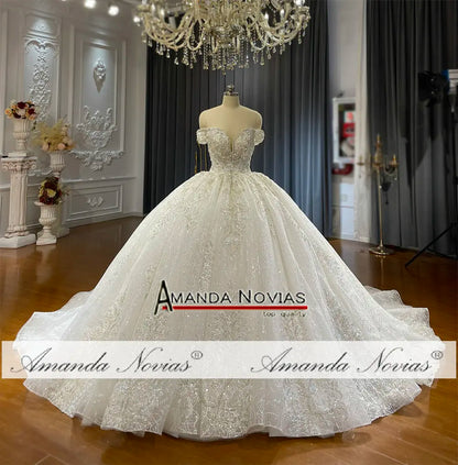 Vestido de novia de encaje con hombros descubiertos de Amanda Novias NS4777