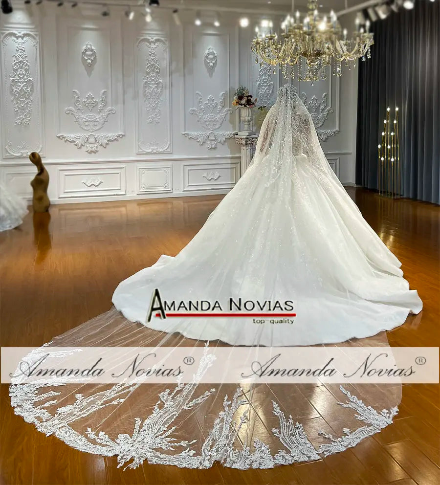 Vestido de novia de lujo con encaje y mangas abullonadas NS4714 de Amanda Novias