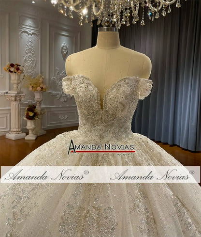 Vestido de novia de encaje con hombros descubiertos de Amanda Novias NS4777