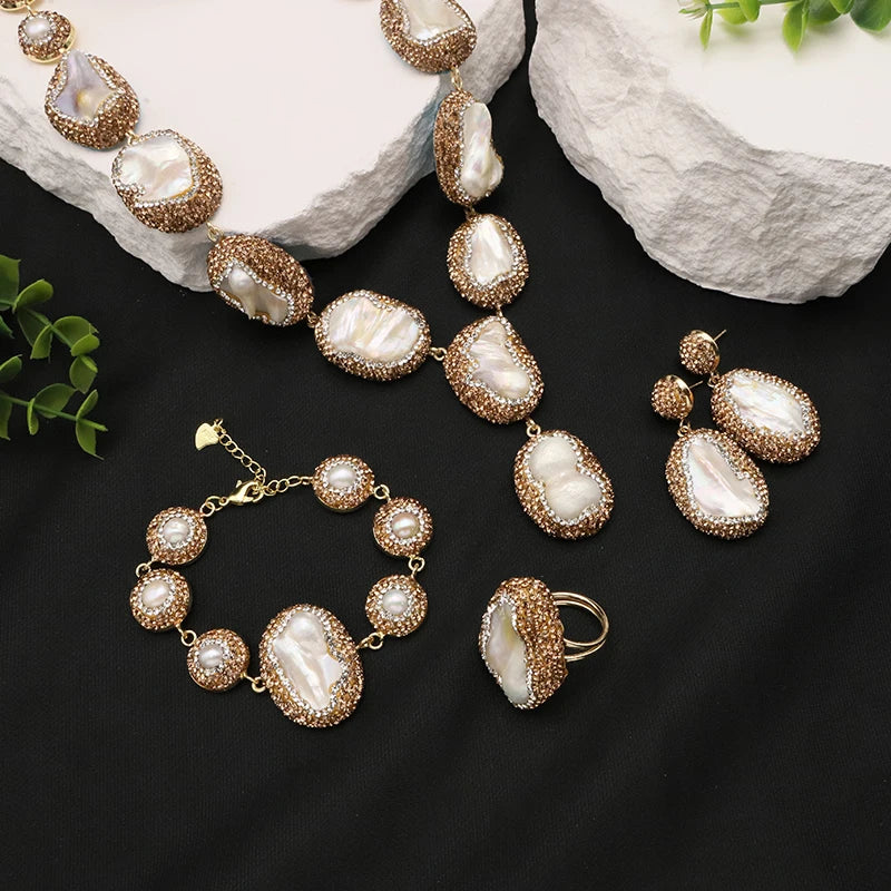 Conjuntos de joyería de diseñador de moda para mujer, collar, pulsera, pendientes, anillos, chapados en oro de 18 quilates, con forma de perla barroca natural