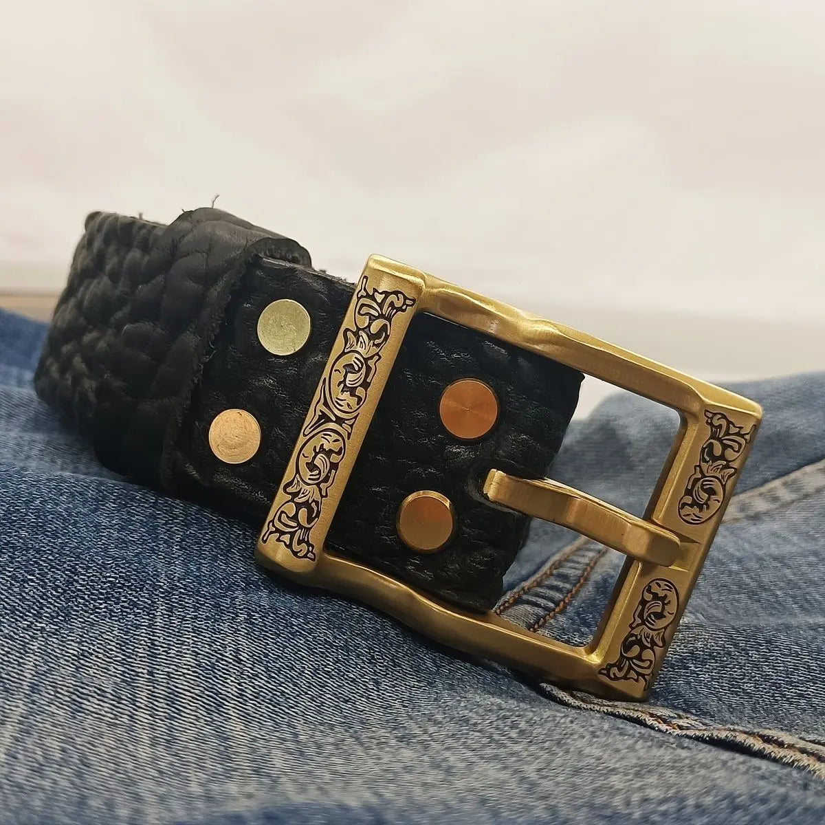 Ceintures en cuir véritable faites à la main personnalisées privées pour hommes Ceinture de cow-boy occidentale de luxe pour jeans Trous larges Emballage de boîte-cadeau