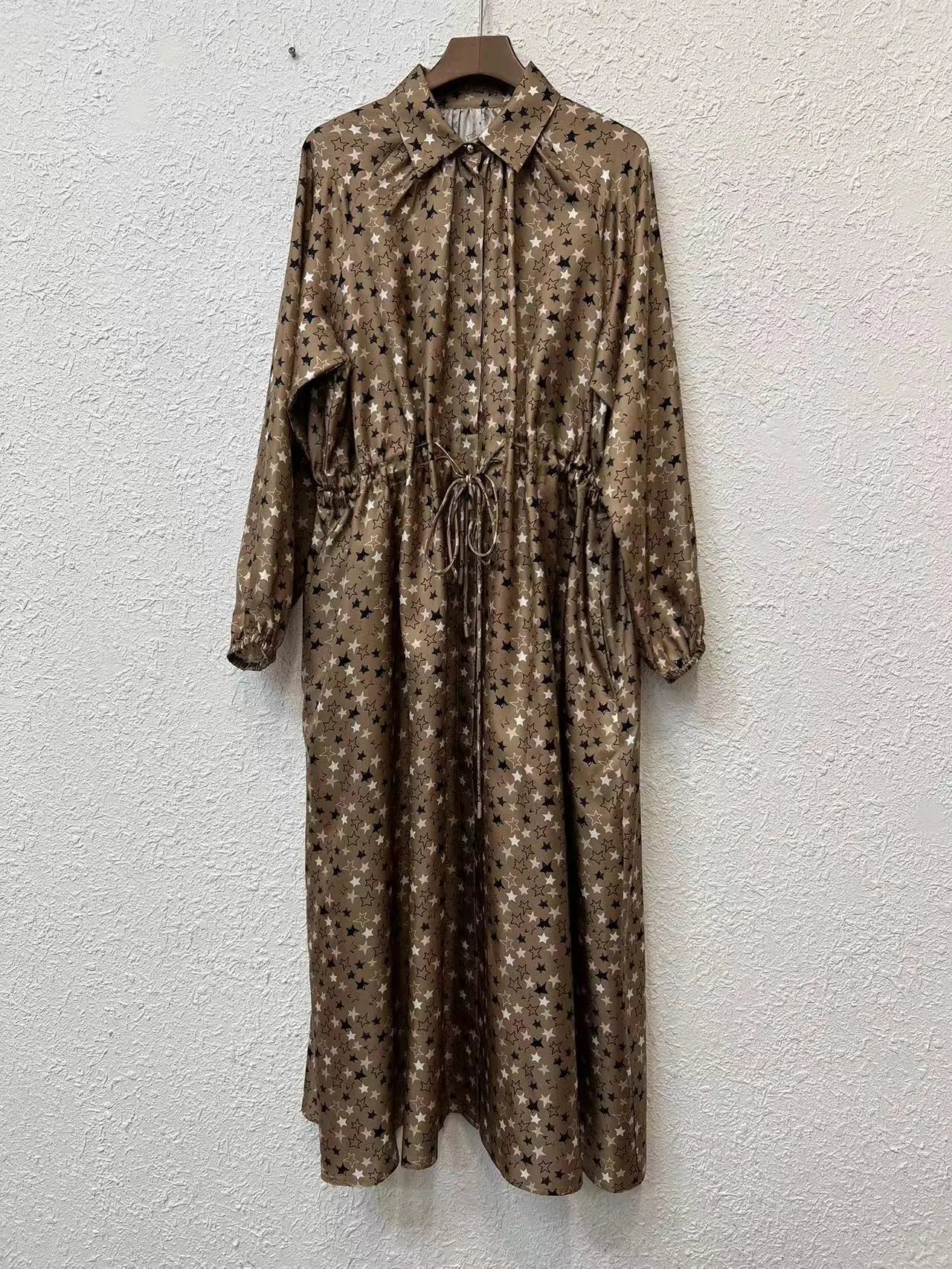 Vestido camisero de manga larga con estampado de estrellas vintage para mujer, principios de otoño de 2024, cuello vuelto, botones cubiertos, cordón en la cintura para mujer