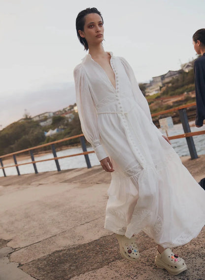 Vestido largo blanco con bordado de flores y encaje calado con botonadura sencilla para mujer