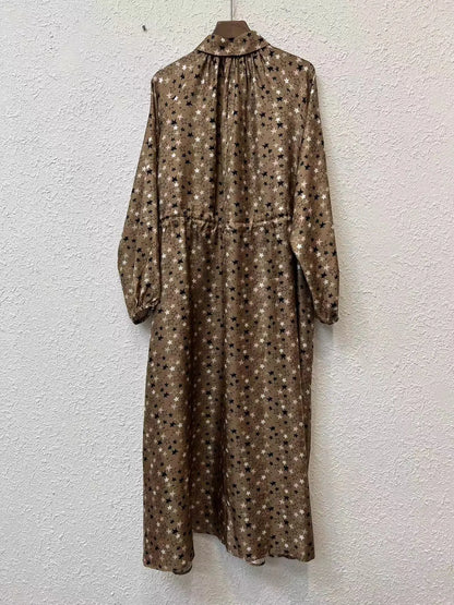 Vestido camisero de manga larga con estampado de estrellas vintage para mujer, principios de otoño de 2024, cuello vuelto, botones cubiertos, cordón en la cintura para mujer