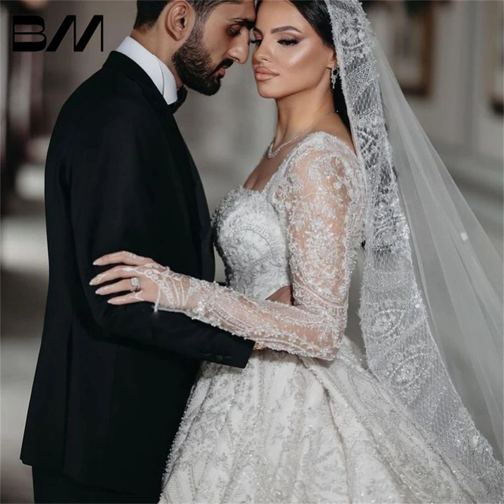 Vestido de novia estilo catedral con cuentas bordadas, mangas largas con ilusión, estilo árabe