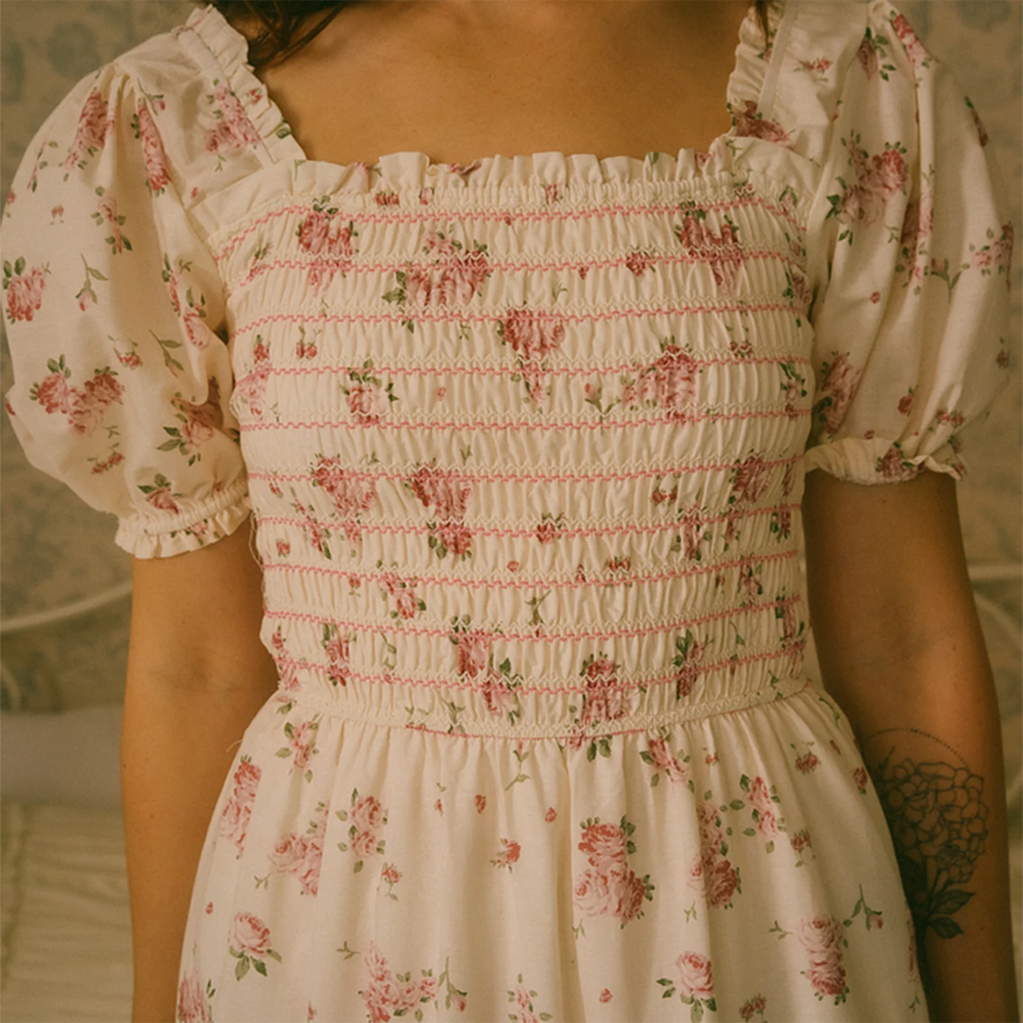 Vestido largo de verano holgado con frunces y escote cuadrado y mangas cortas abullonadas con estampado de flores vintage kawaii de Combhasaki para mujer