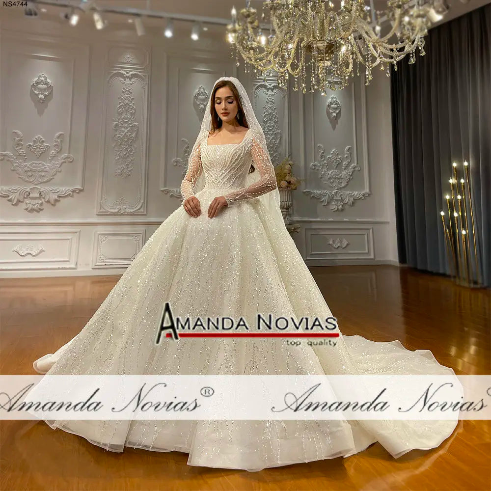 Vestido de novia con encaje y cuentas en forma de A de Amanda Novias NS4744