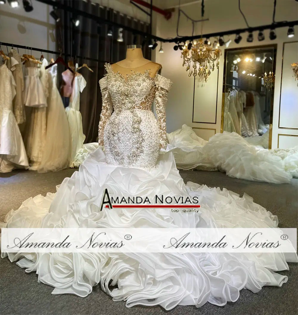 Vestido de novia con escote sirena, manga larga y volantes con cristales 3D de Amanda Novias NS4776