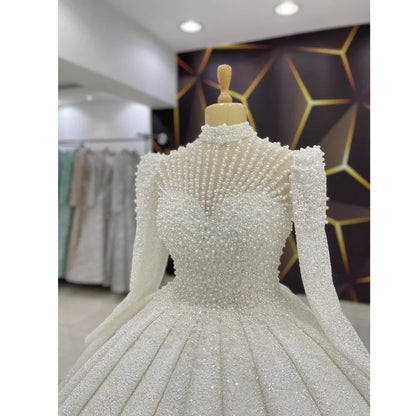 Robe de mariée de luxe à perles blanches, robe de bal à col haut et manches longues, robe de mariée exquise à paillettes et perles pour jardin/plage