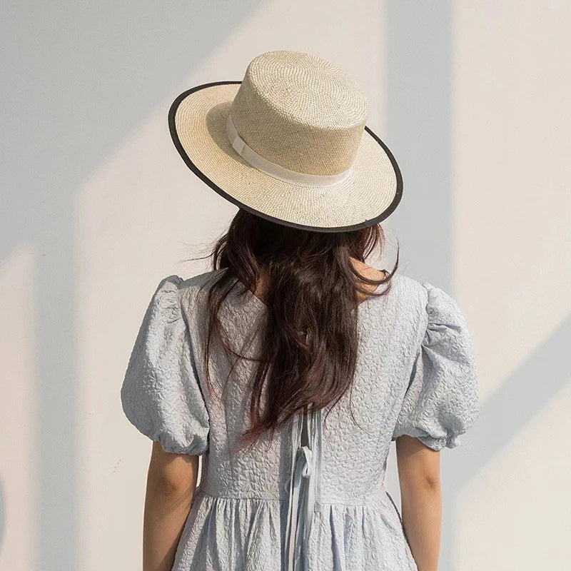 Nuevos sombreros de paja de sisal de verano para mujer, elegante sombrero de playa con cordones y parte superior plana, sombrero de canotier de lujo tejido a mano, gorra de jazz panameña